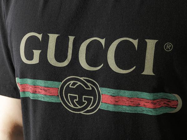 【GUCCI】2017cruise グッチスーパーコピー レトロな80年代ロゴプリント Tシャツ ロゴTシャツ ブラック 7061901 