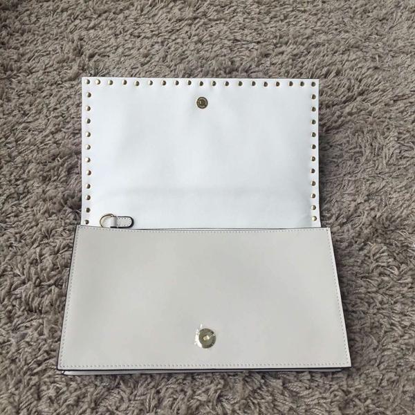 春夏 Valentino ヴァレンティノスーパーコピー White Rockstud leather clutch