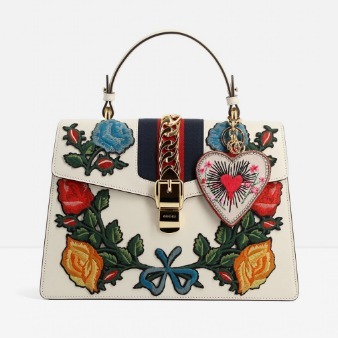 春夏新作 ハート型のチャームがポイント GUCCI グッチ スーパーコピー★花柄刺繍シルヴィ バッグ7051920