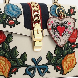 春夏新作 ハート型のチャームがポイント GUCCI グッチ スーパーコピー★花柄刺繍シルヴィ バッグ7051920