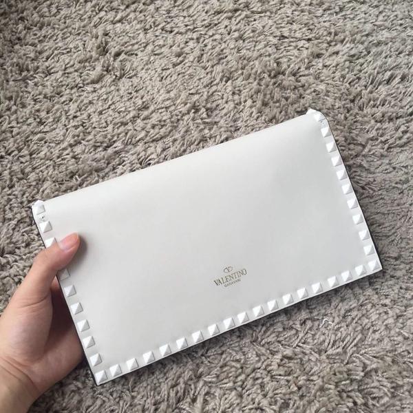 春夏 Valentino ヴァレンティノスーパーコピー White Rockstud leather clutch