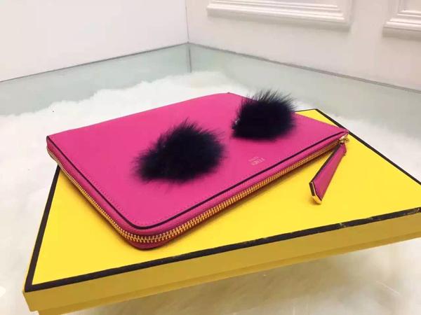2015新作 FENDI フェンディコピー ☆iPadも入る！ファー付 モンスタークラッチバッグ 8M036341DF0359