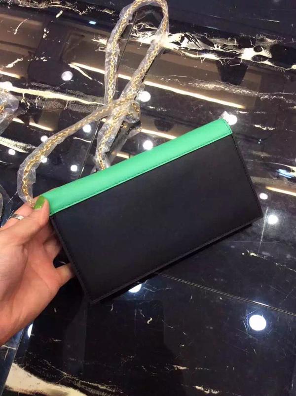 秋冬【CELINE セリーヌスーパーコピー】チェーン POCKET WALLET 105213XAB.07AN
