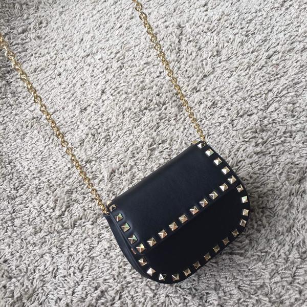 Valentino ヴァレンティノスーパーコピー 　ロックスタッズ ミニショルダーバッグ IW5B0398
