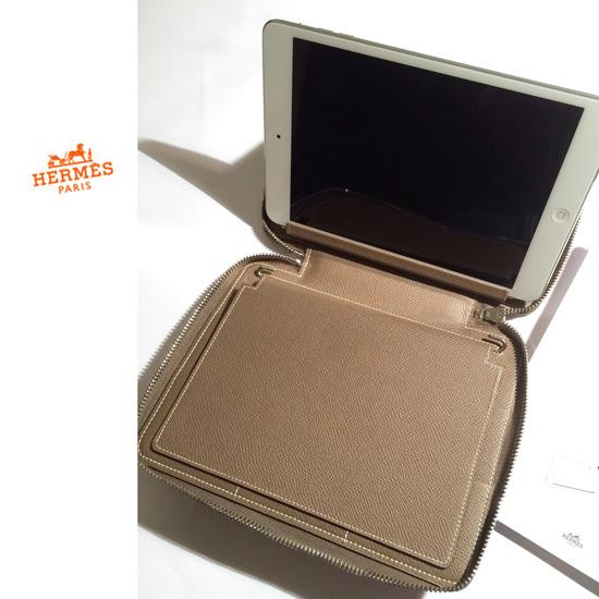 HERMES エルメススーパーコピー 激レア iPad mini グローブトロッター手帳 E-Zip Etoupe 7063002