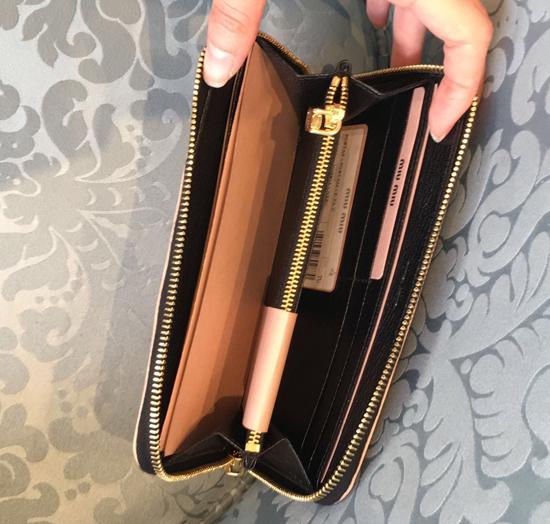 MiuMiuスーパーコピー マドラスゴートレザーリボンラウンドジップ 5ML506 2E8R