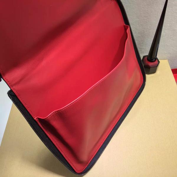 TOPセラー賞受賞 ルブタン 財布 コピー Spiked leather iPad case
