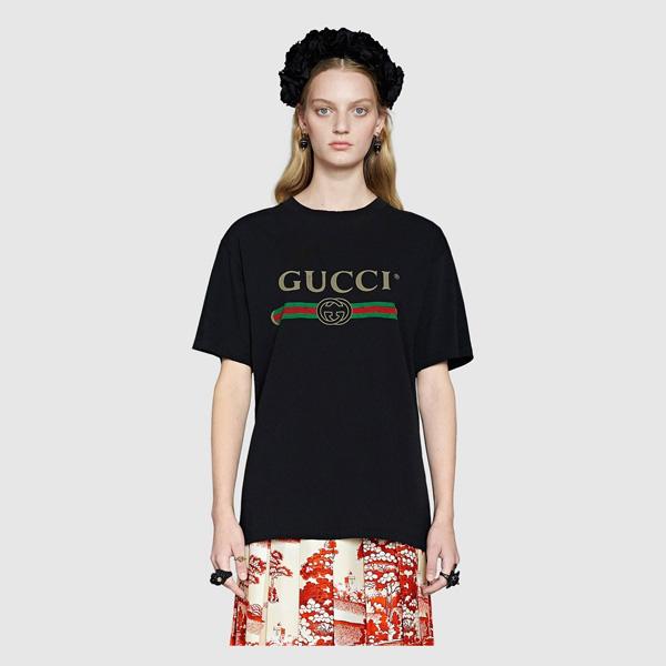 【GUCCI】2017cruise グッチスーパーコピー レトロな80年代ロゴプリント Tシャツ ロゴTシャツ ブラック 7061901 