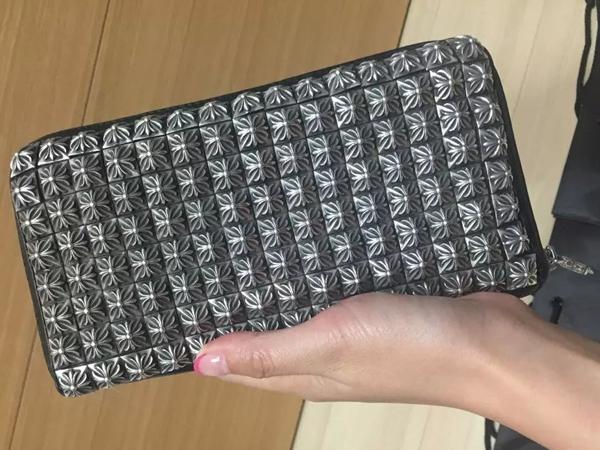 クロムハーツ財布 コピー ゼロピラミッドスタッズ レックウォレット ラウンドファスナー財布 ヘビーレザー Chromehearts611009