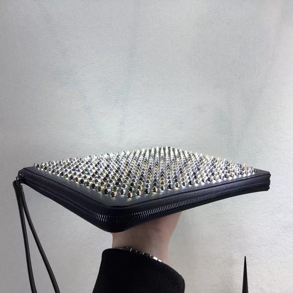 TOPセラー賞受賞 ルブタン 財布 コピー Spiked leather iPad case