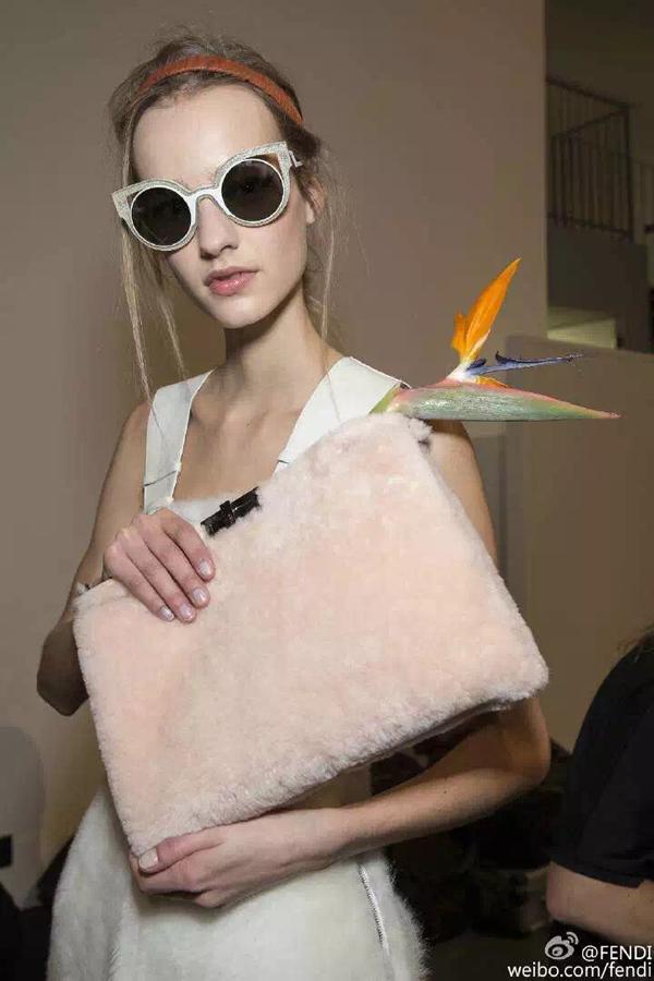 2015AW FENDI フェンディコピー PEEKABOO クラッチ 8BP1025AXF065D