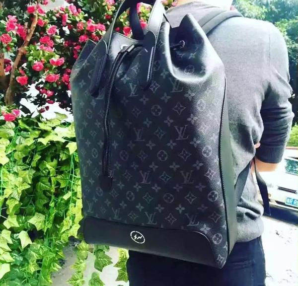 ルイヴィトンスーパーコピー 雑誌掲載Louis Vuitton☆黒モノグラム/バックパック M40527